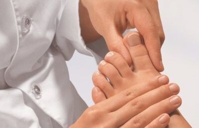 Bacakların mantarıyla doktorun parmak muayenesi